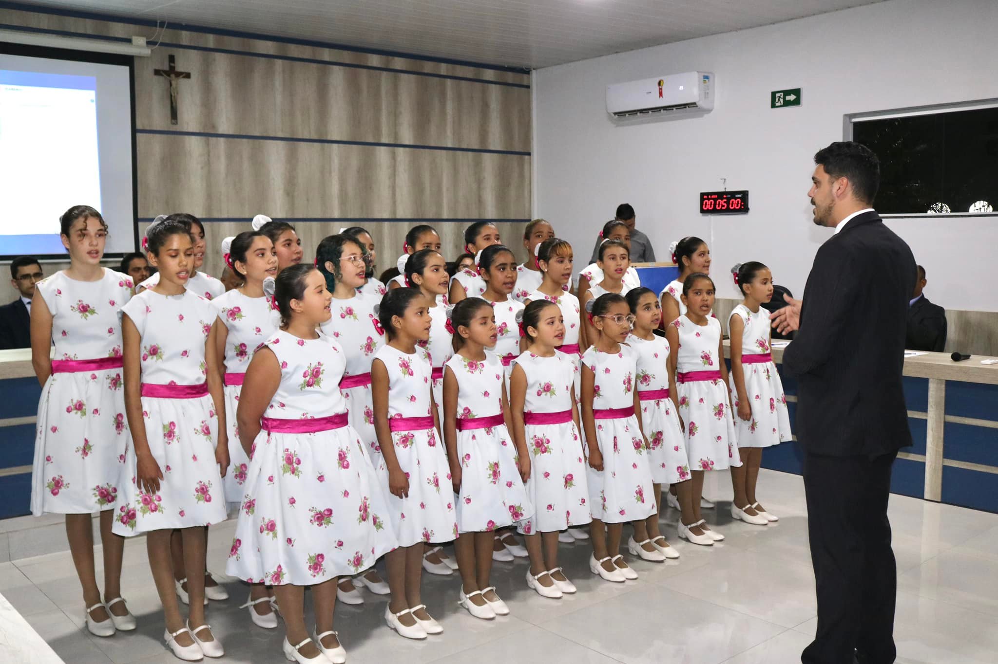Meninas Cantoras abrem a noite da SessÃ£o Solene da CÃ¢mara de Vereadores de Porto Murtinho