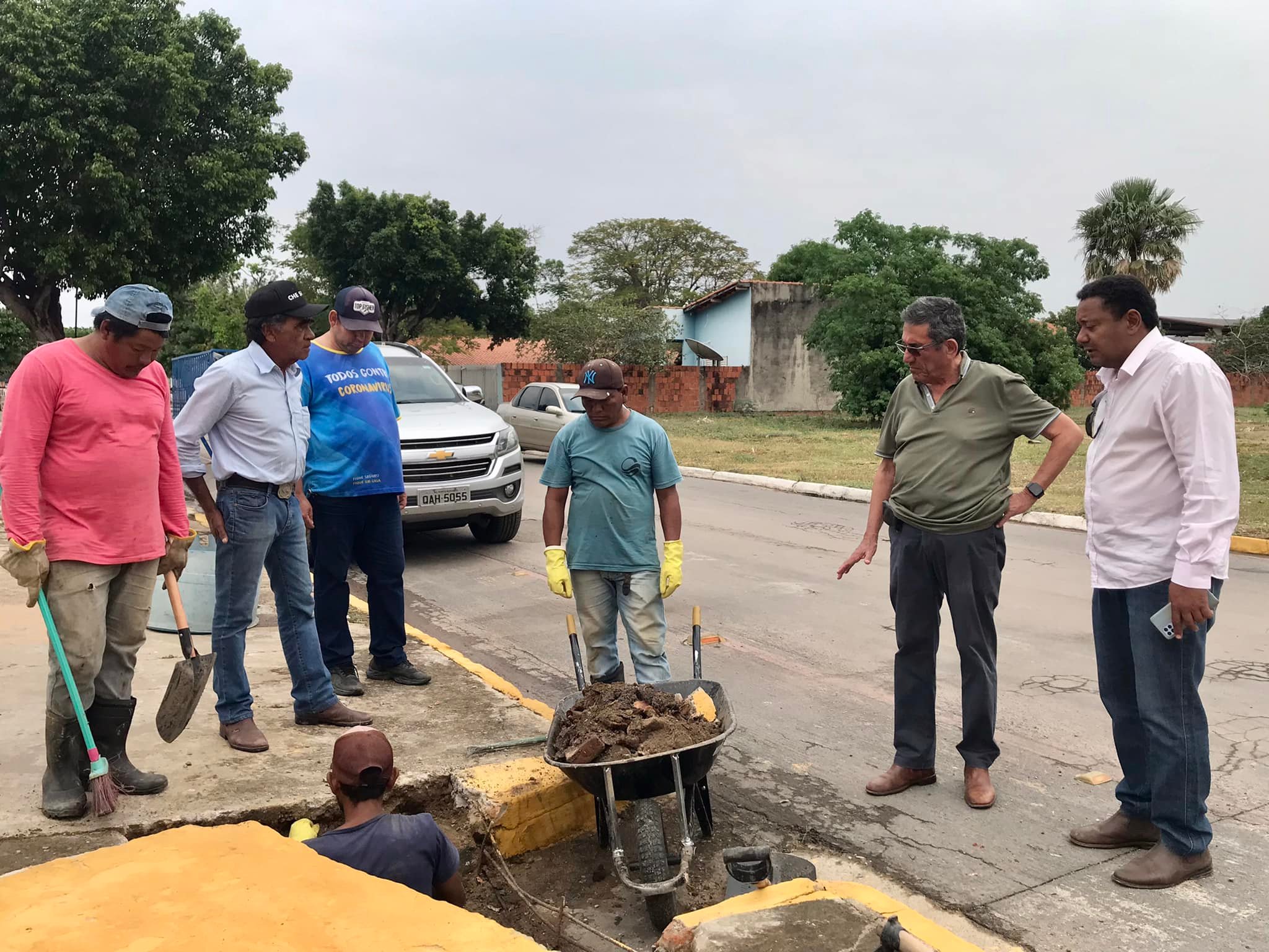 Prefeitura realiza limpeza preventiva de bueiros em toda a cidade