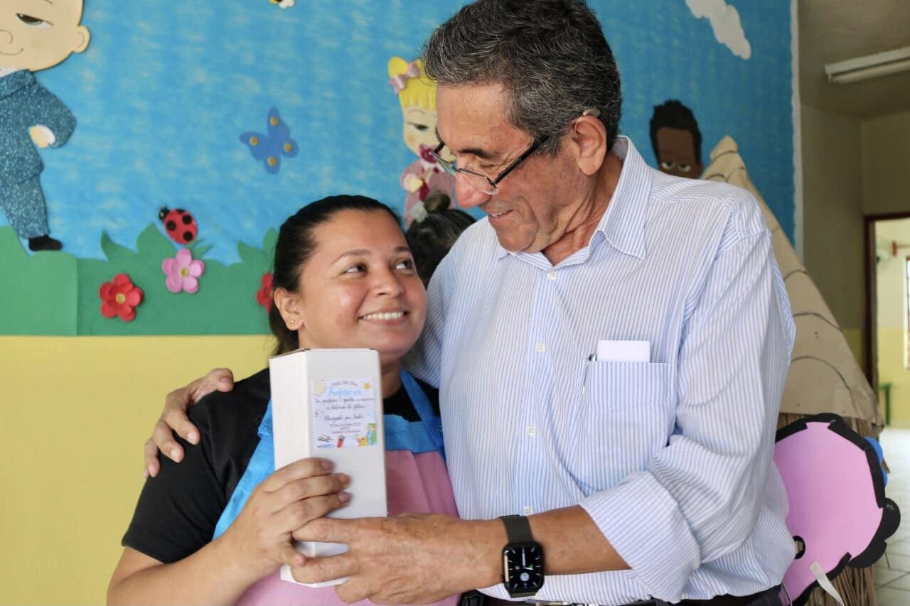 Prefeitura de Porto Murtinho realiza entrega de lembrancinhas em celebraÃ§Ã£o ao Dia do Professor