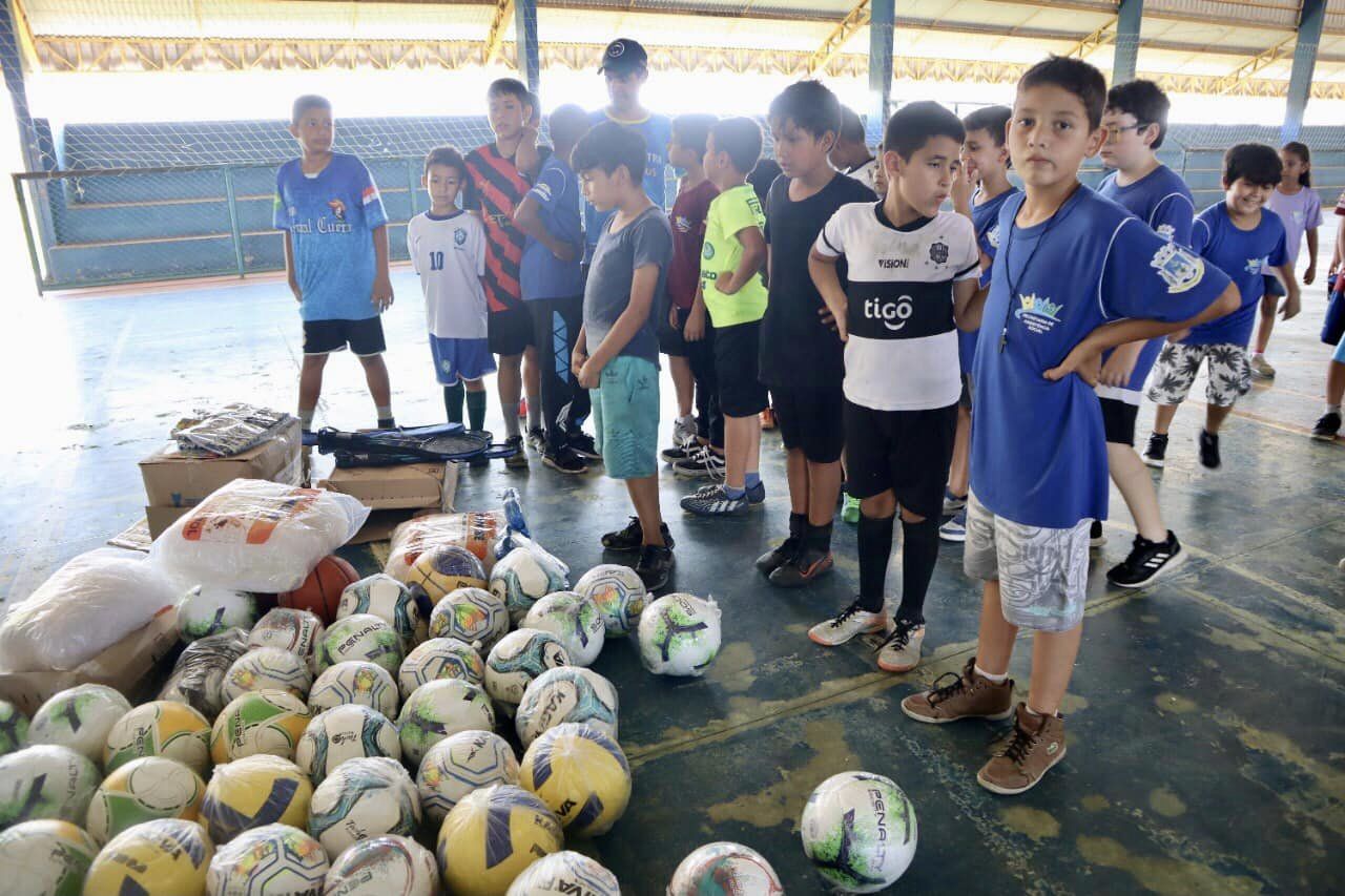 Prefeitura de Porto Murtinho realiza entrega de materiais esportivos para os Projetos Sociais