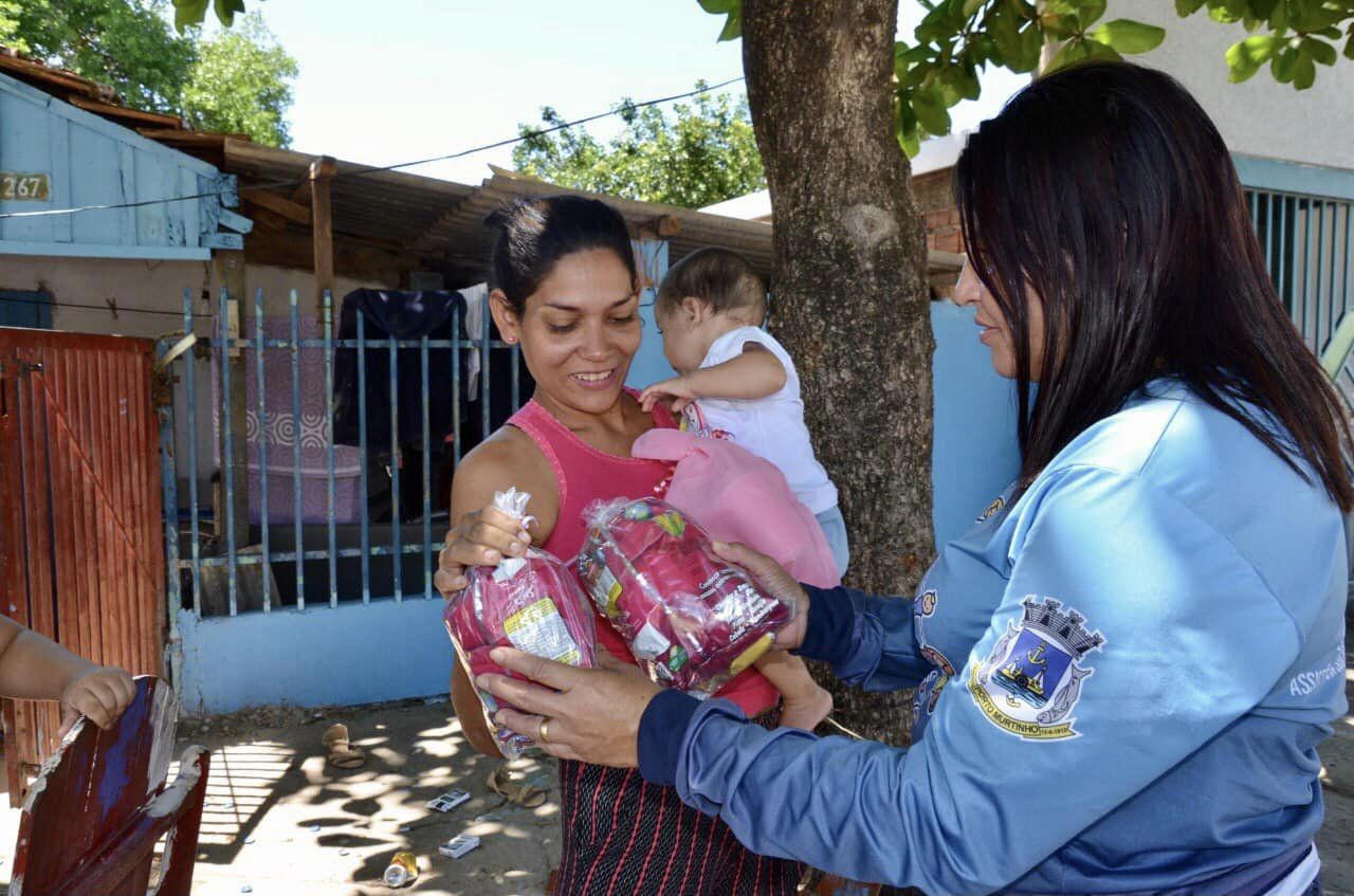 Programa CrianÃ§a Feliz realiza entrega de lembrancinhas e doces em comemoraÃ§Ã£o ao Dia das CrianÃ§as