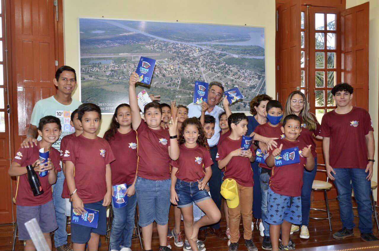 CrianÃ§as do Projeto Social "Orquestra de ViolÃµes" visitam Gabinete do Prefeito