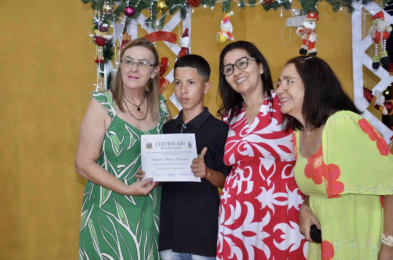 Escola Thomaz Larangeiras realiza formatura de alunos do 5º ano e EJA
